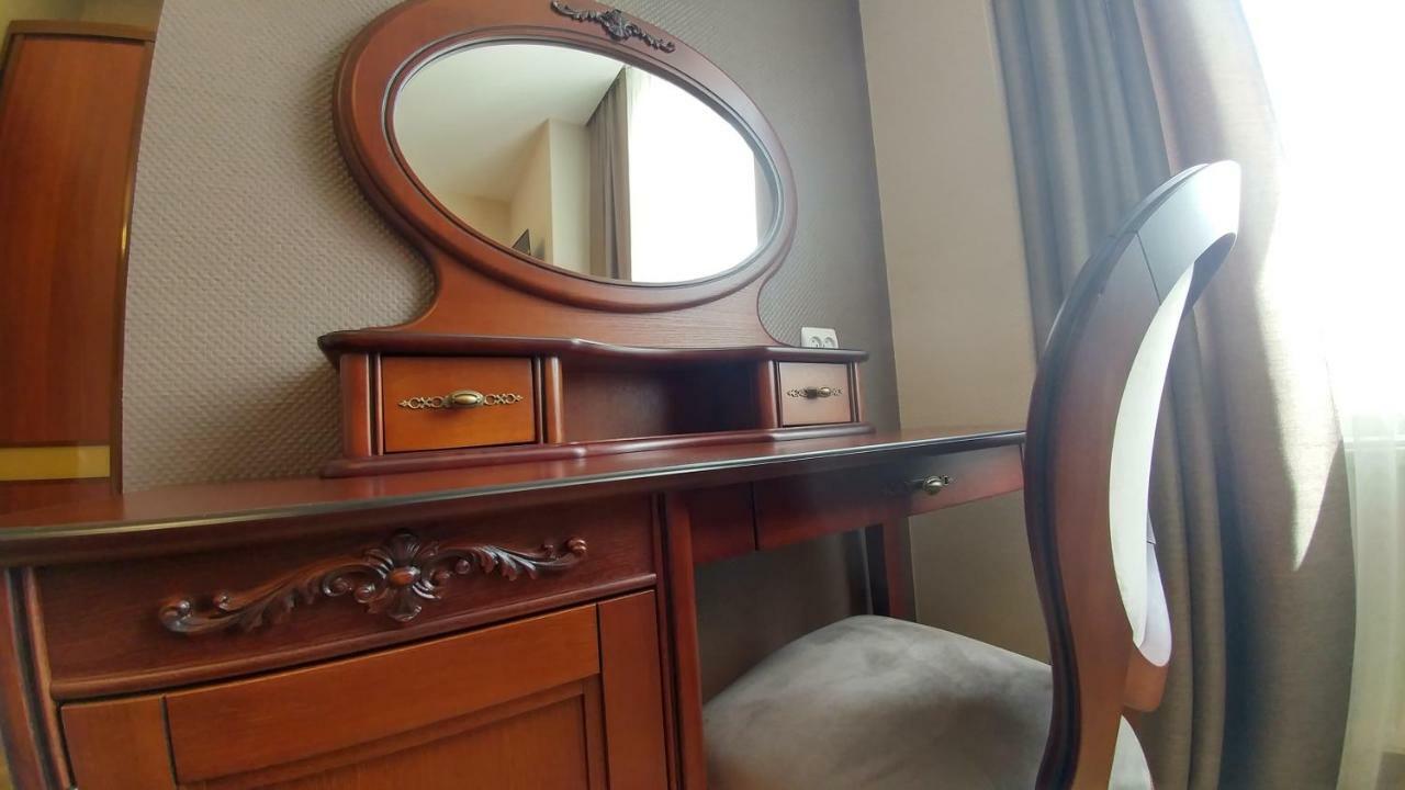 Hotel Meridian Brody Buitenkant foto