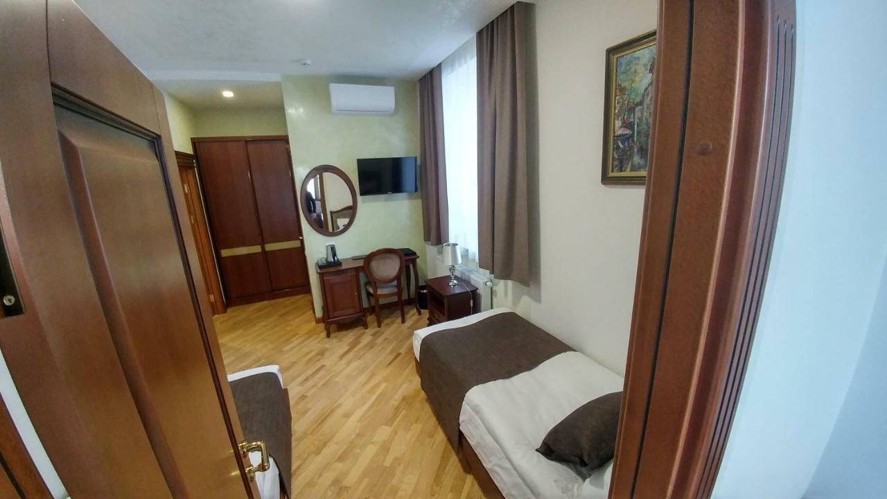 Hotel Meridian Brody Buitenkant foto