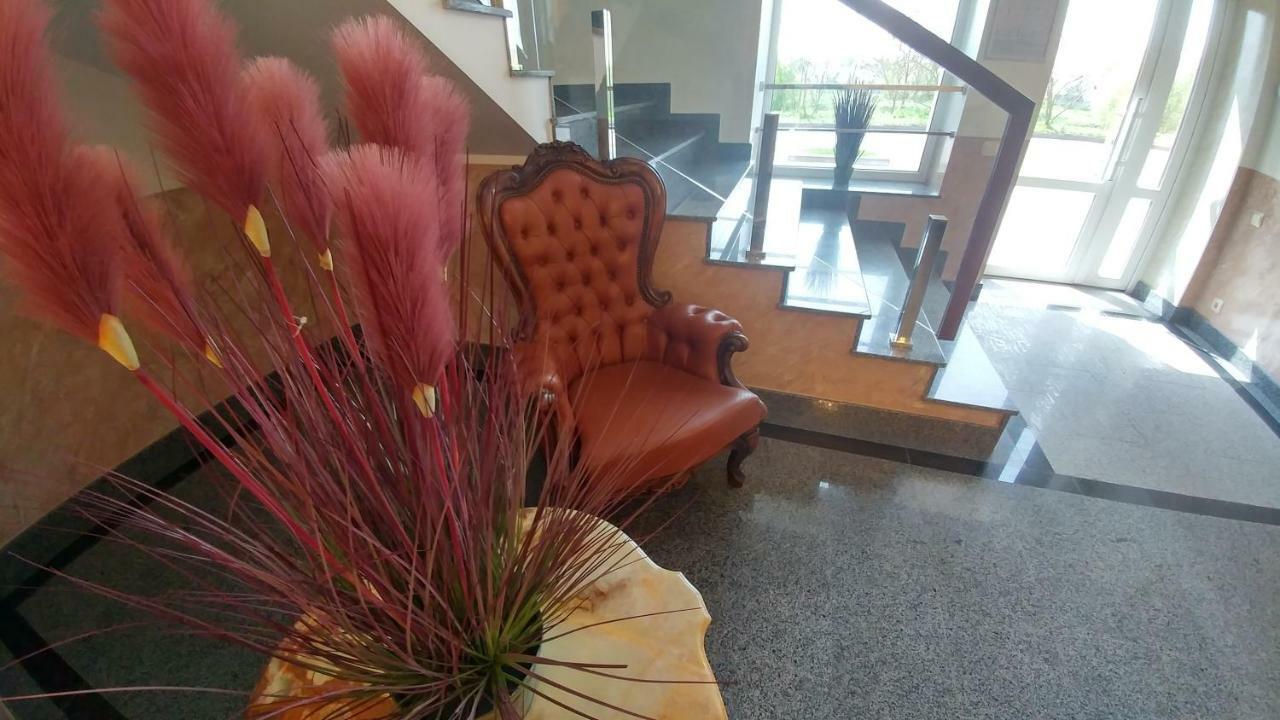 Hotel Meridian Brody Buitenkant foto