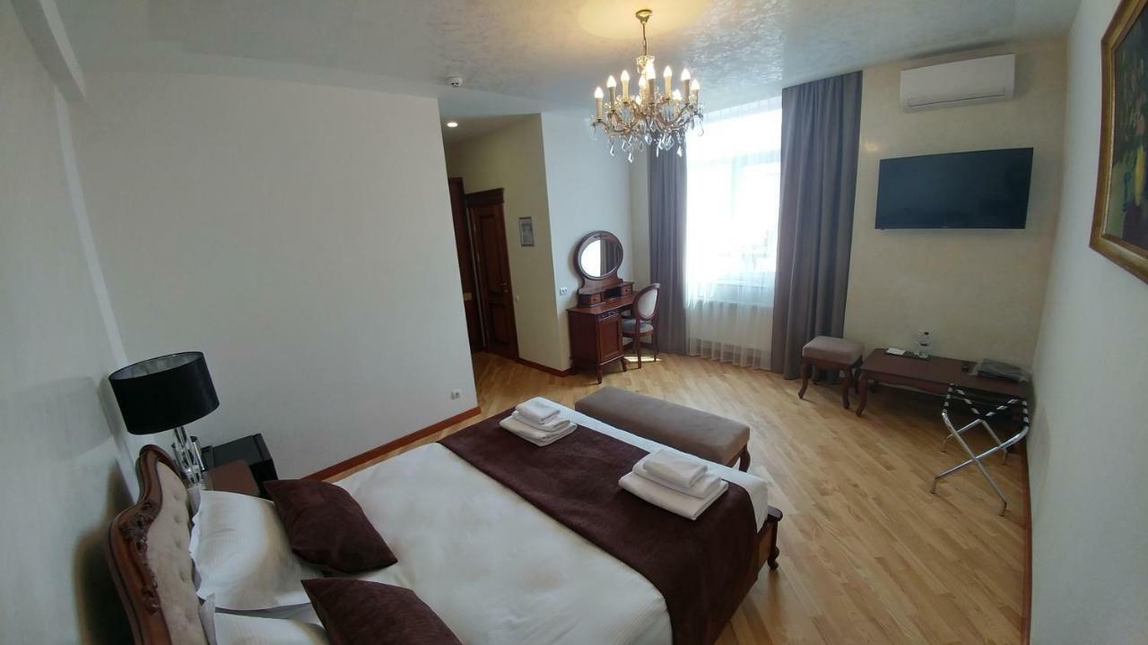 Hotel Meridian Brody Buitenkant foto