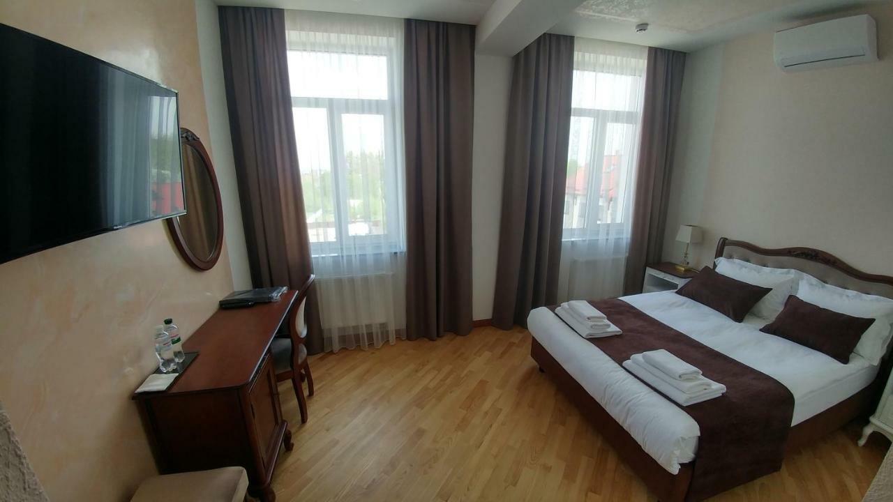 Hotel Meridian Brody Buitenkant foto
