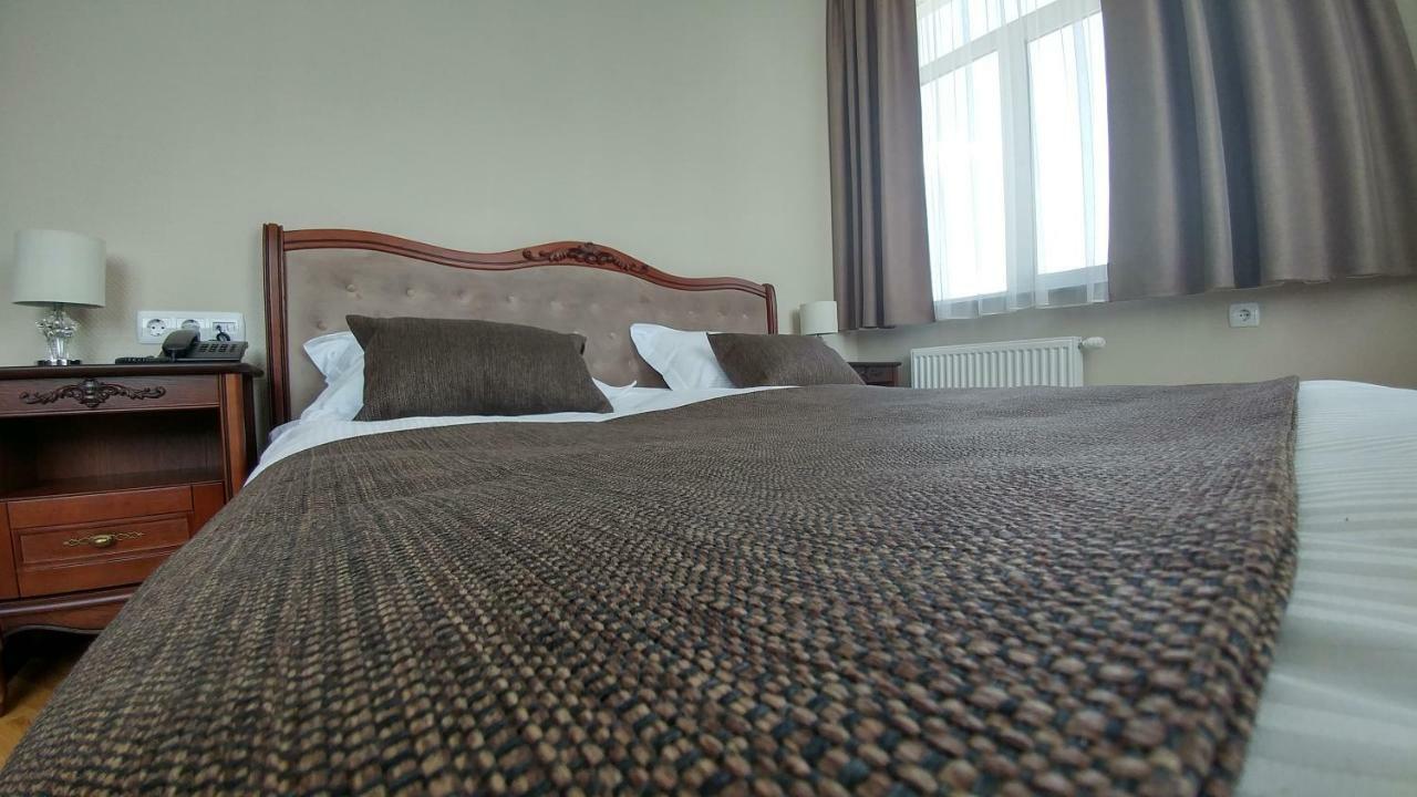 Hotel Meridian Brody Buitenkant foto