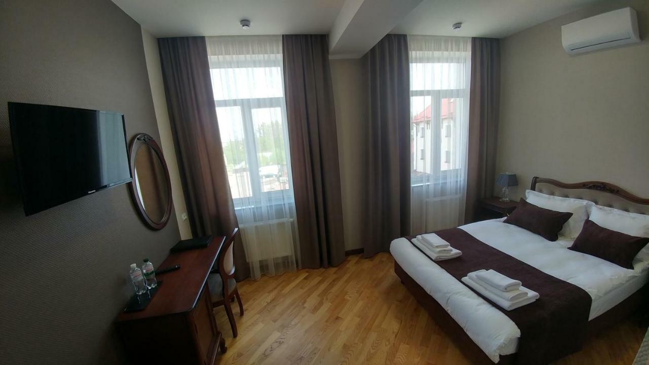 Hotel Meridian Brody Buitenkant foto