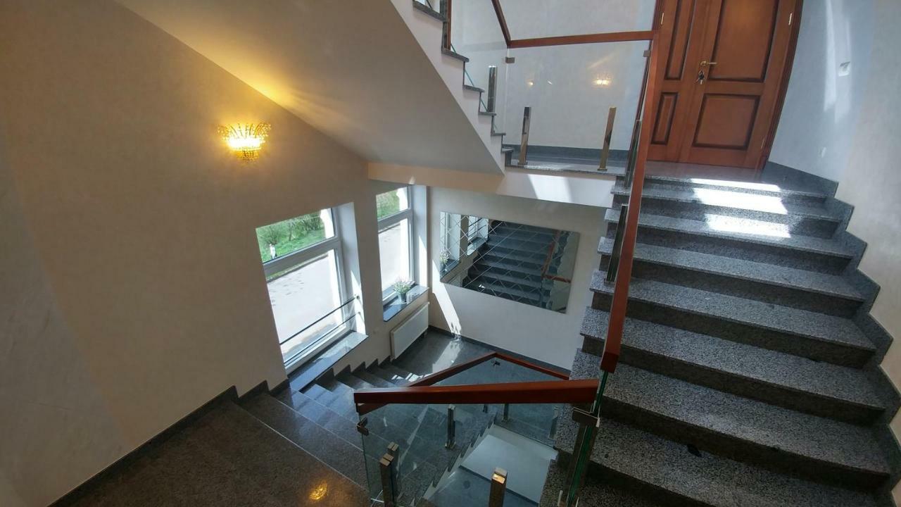 Hotel Meridian Brody Buitenkant foto