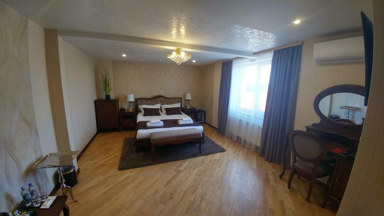 Hotel Meridian Brody Buitenkant foto