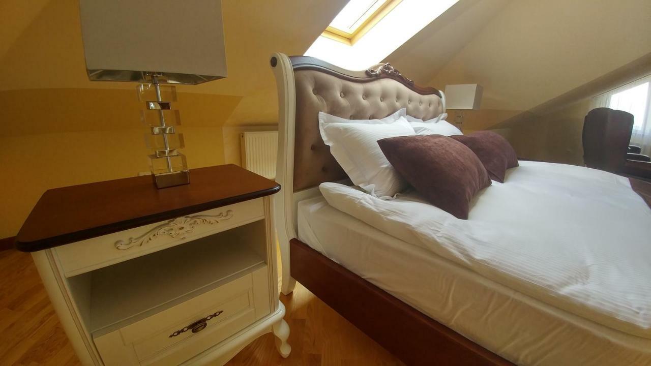 Hotel Meridian Brody Buitenkant foto