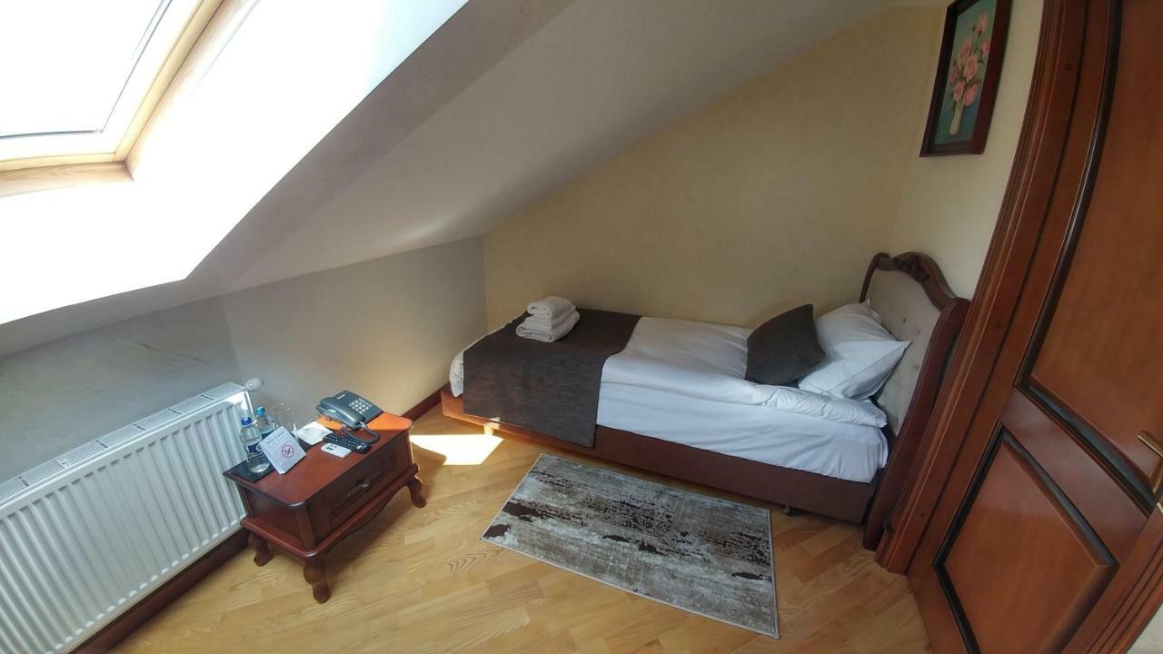 Hotel Meridian Brody Buitenkant foto