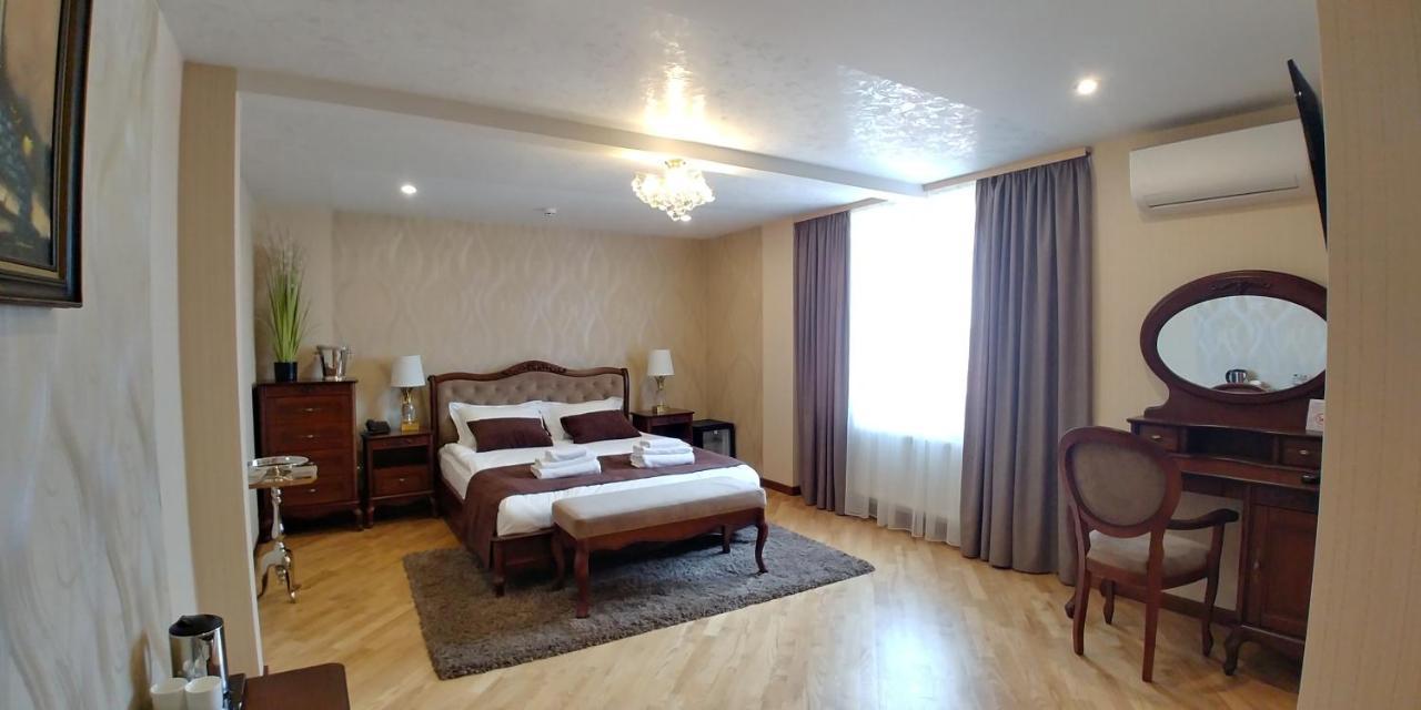 Hotel Meridian Brody Buitenkant foto